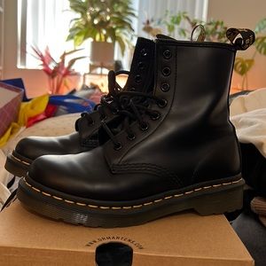 LIKE NEW!!! Dr. Martens smooth 1460 black boots
